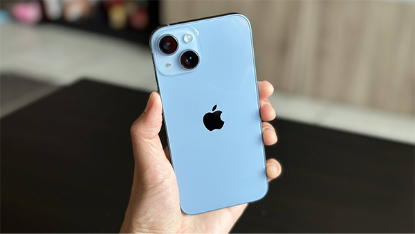Dưới ánh sáng mặt trời, sắc Xanh trên iPhone 14 sẽ đậm và rõ hơn